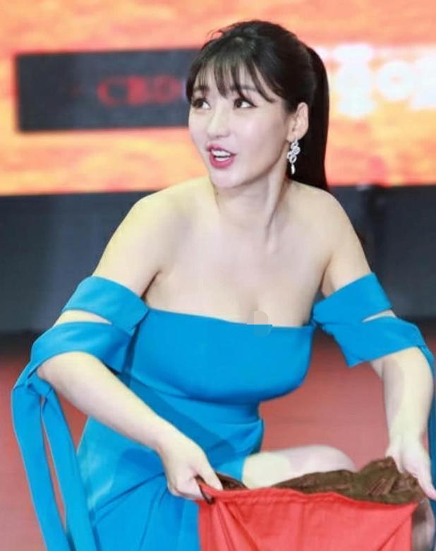 有种"狂野"叫柳岩穿抹胸,提起重物瞬间,俯身一刻令人大开眼界