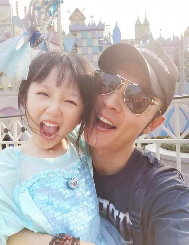 洪欣与儿子跳手指舞大秀母子情,张镐濂一个举动令母亲甜到心