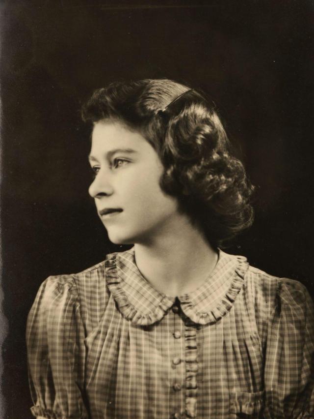 英女王珍藏照片流出拍卖记录从洋娃娃到美丽淑女的成长史