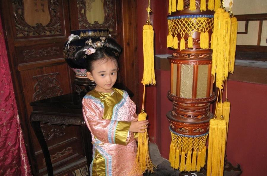 她是《甄嬛传》的胧月公主,整容式成长后,变漫画美少女