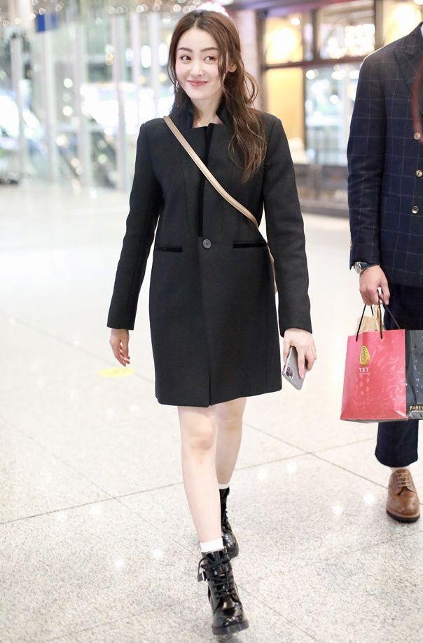 没想到有天会被张天爱可爱到,穿马丁靴配白袜,露出2cm超萌