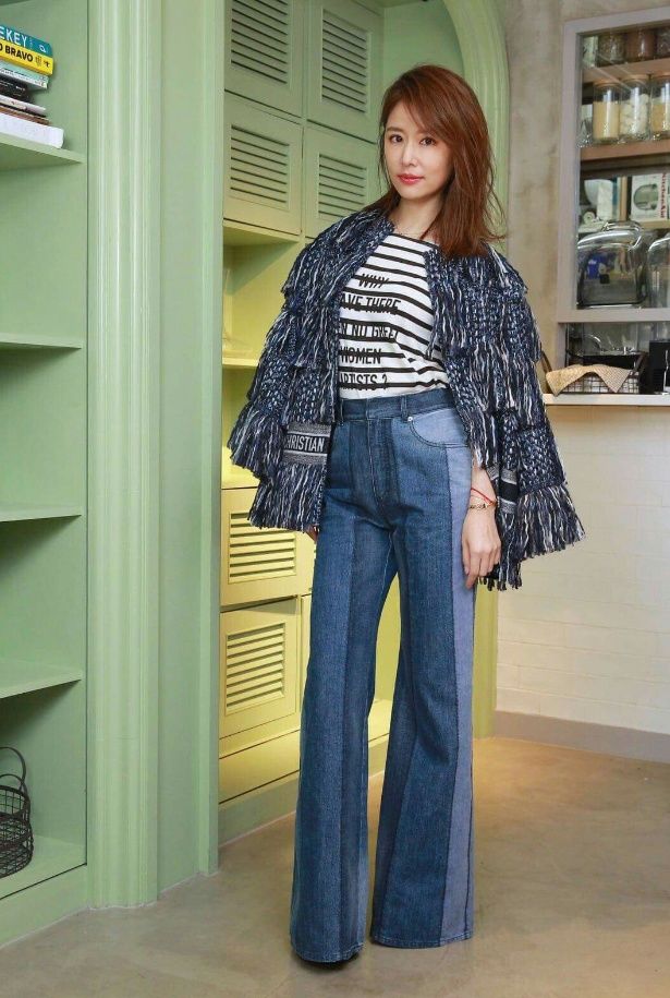 林心如,当她穿上牛仔裤,腿长以为脚踩小板凳