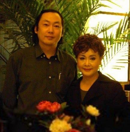 74岁李谷一全家近照,女儿长得貌美如花,老公颜值一言难尽