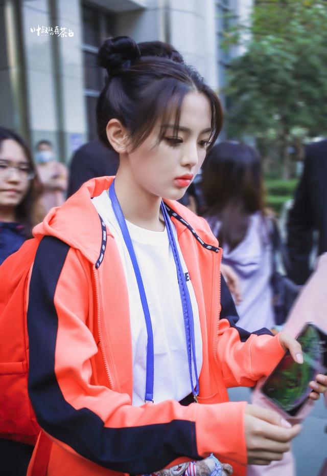 杨超越趴赖美云身上表情超委屈 双丸子头造型美腿修长