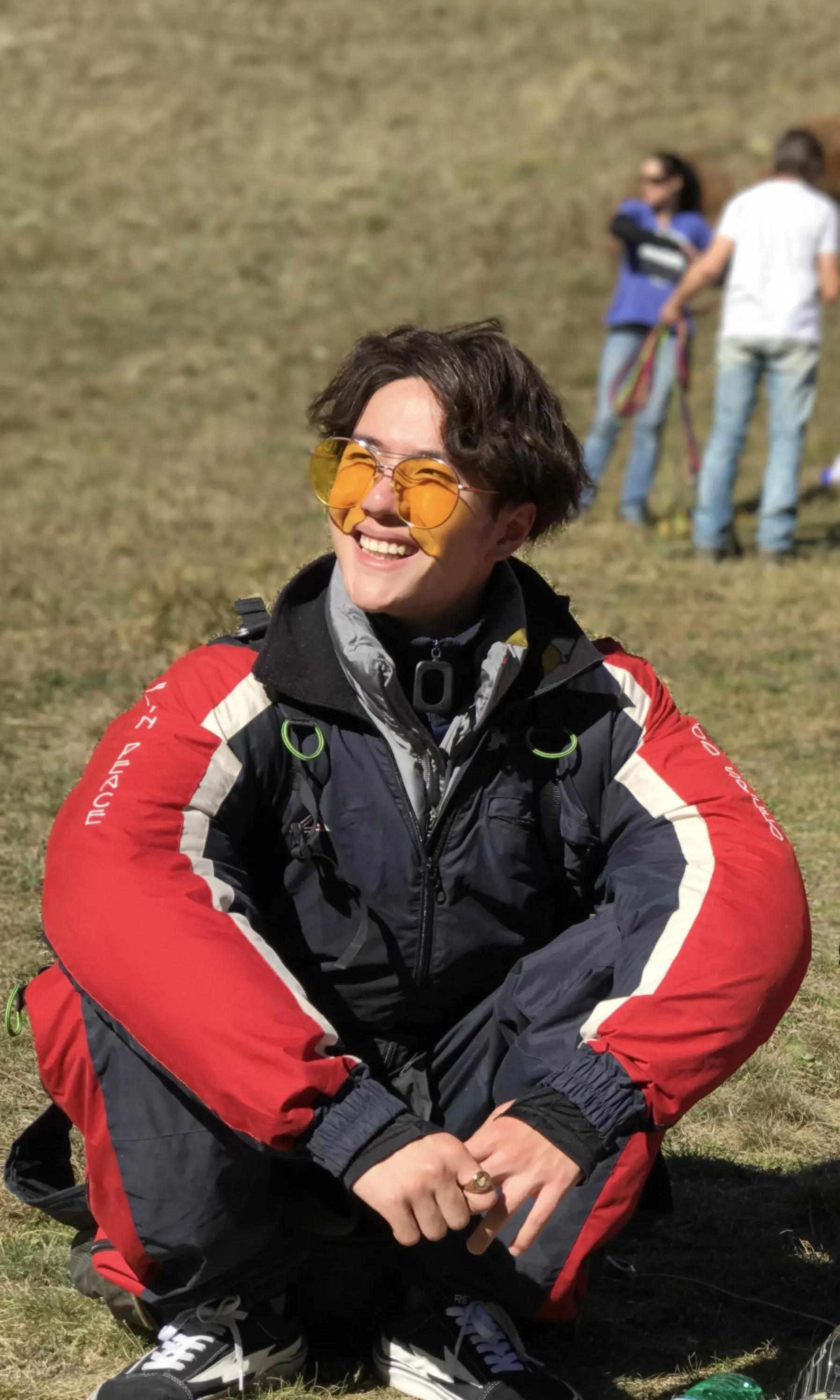 王一博抱膝坐在地上,抬头假笑的那刻被抓拍,真当自己没女粉?