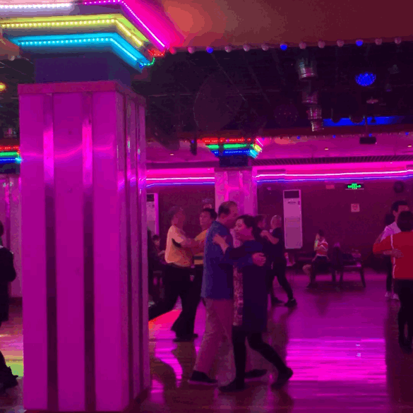 我去了上海老年舞厅发现蹦不过那群叔叔阿姨