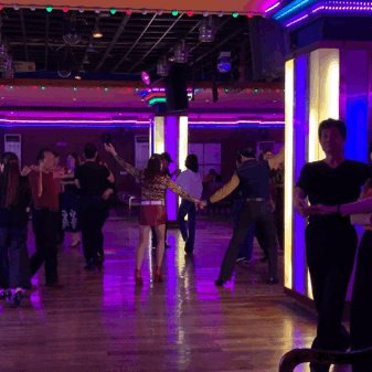 我去了上海老年舞厅发现蹦不过那群叔叔阿姨