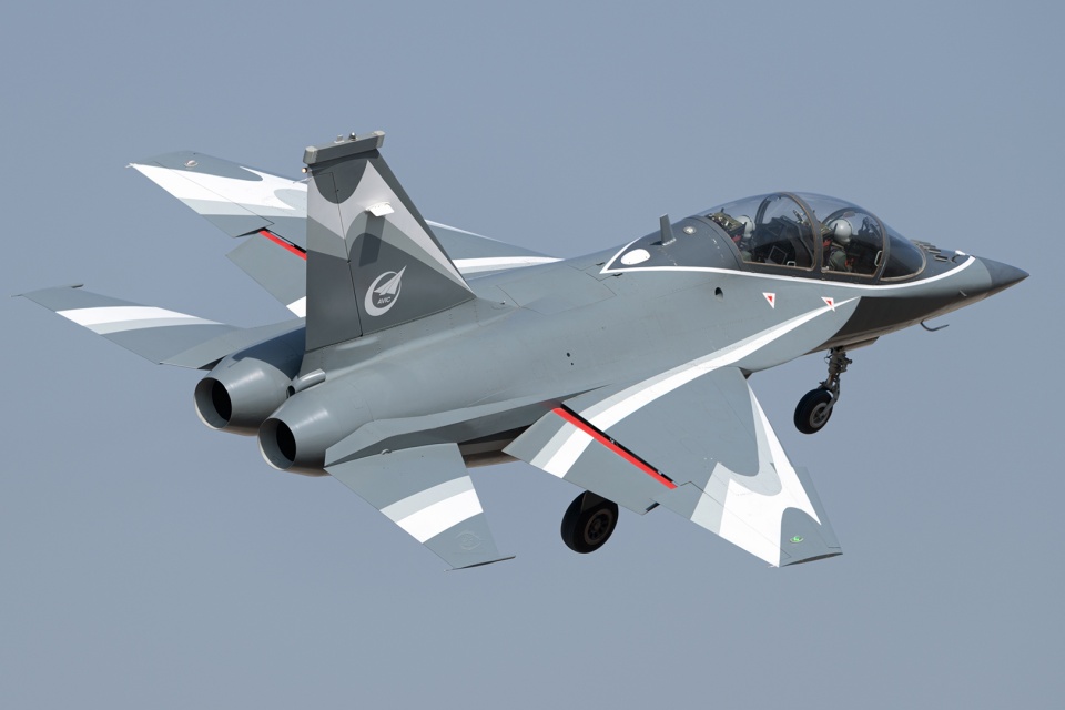 前途不可限量,中国l-15高教机好看实用,可培养歼-20飞行员|高级教练机