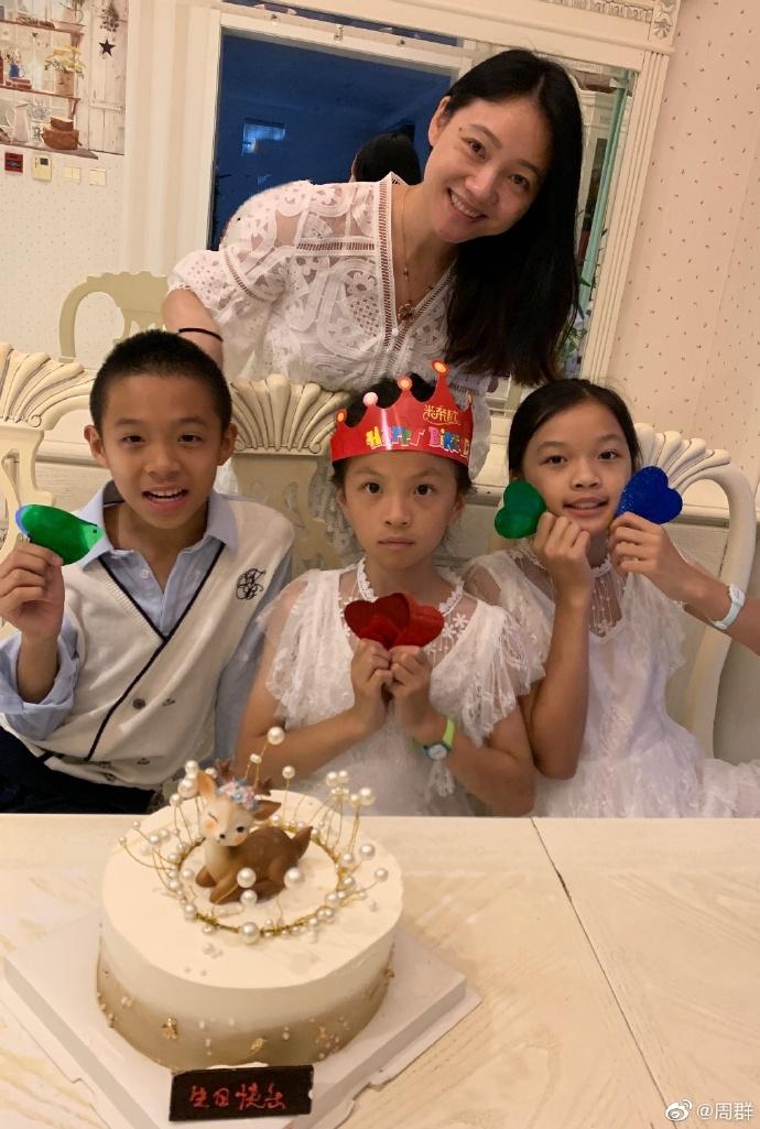 央视名嘴周群近况罕曝光,一人带仨娃从不晒老公,46岁仍拼命工作