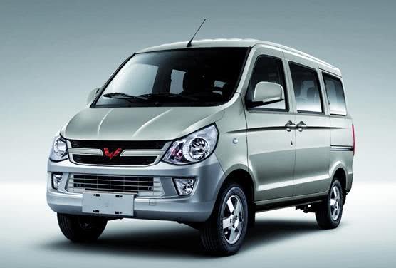 五菱之光,3万元的面包车,拉货载人首选车,中置后驱操控性好
