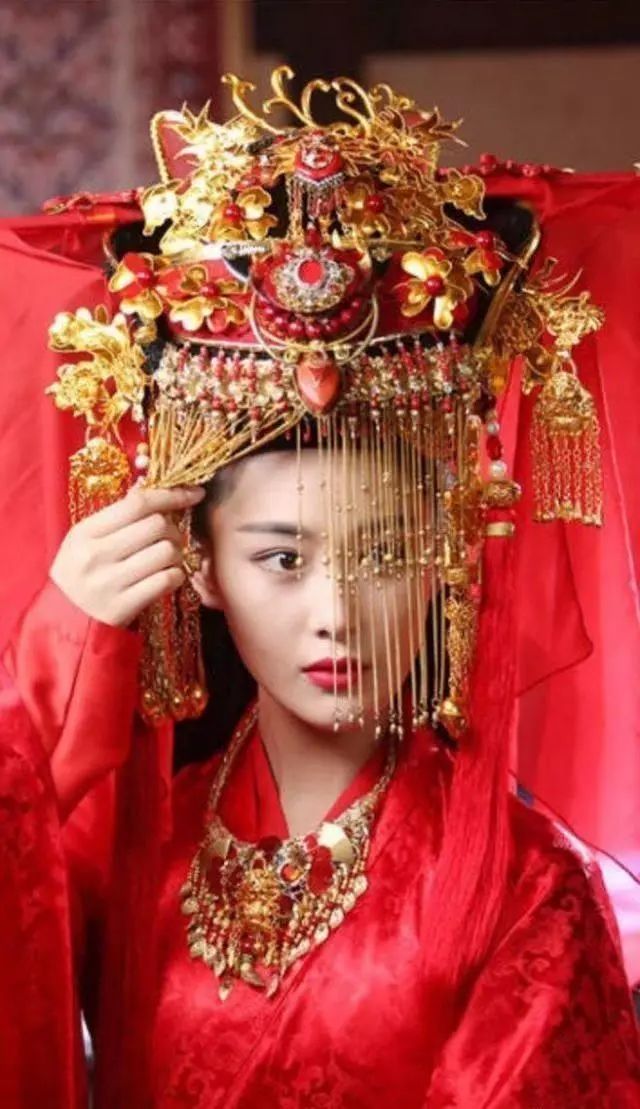 女星戴超重凤冠,赵丽颖额头压出红印,唐嫣一人就戴过3款!
