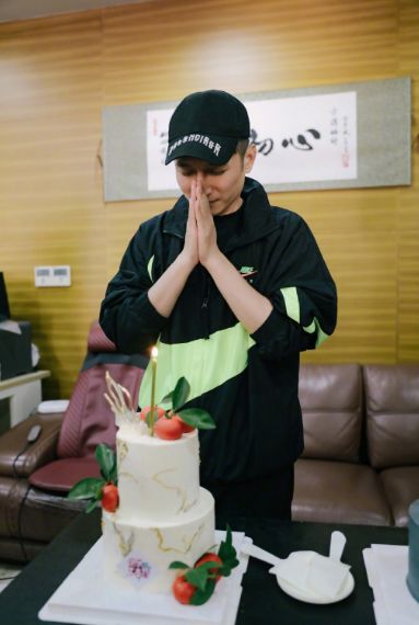 "快乐家族"全体素颜出镜,给李维嘉庆祝生日,五人友情让人羡慕