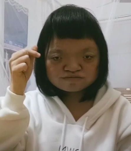 女生拍奇葩照片走红,都以为是假的,曝光真实容貌后,网友不淡定