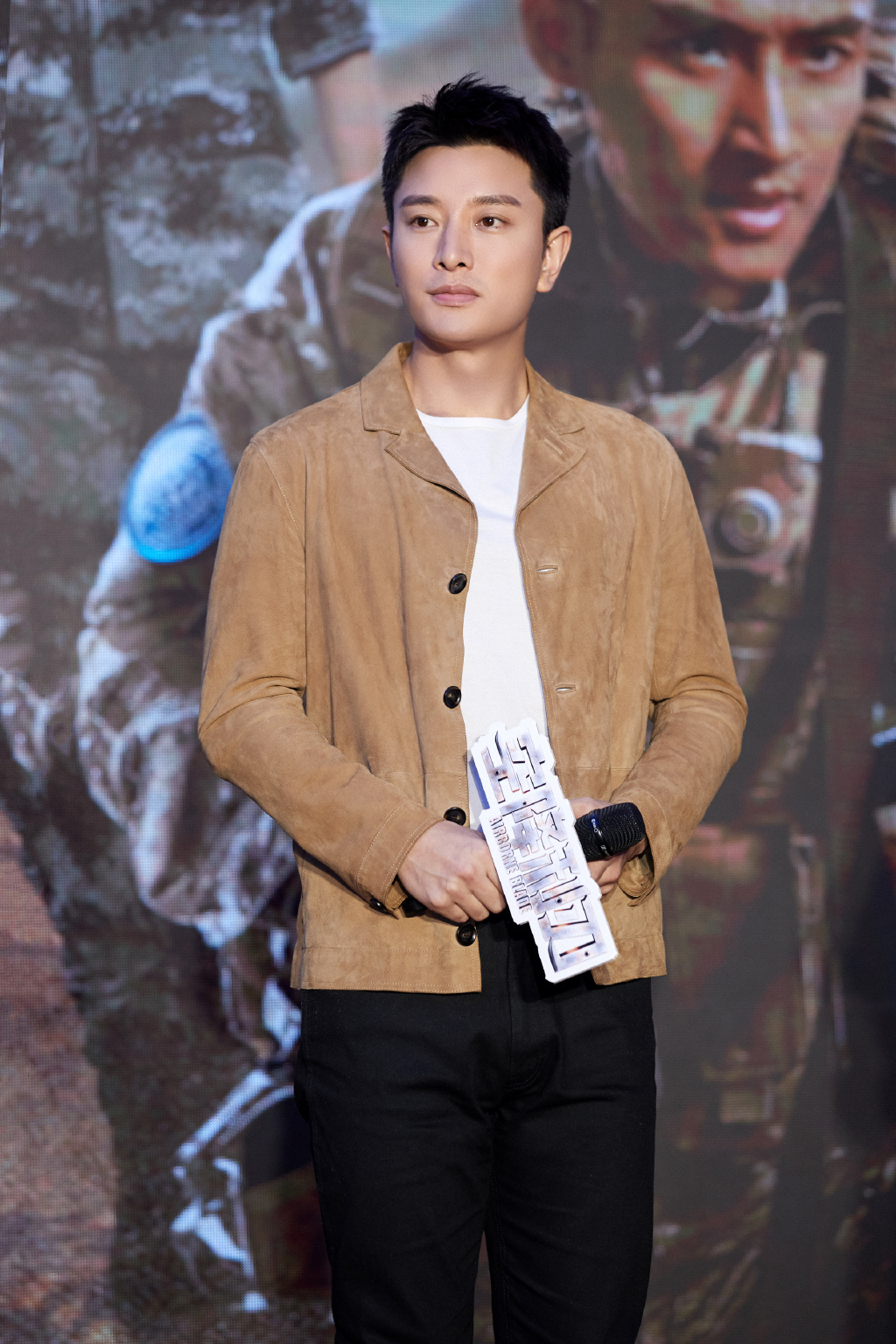 贾乃亮近照曝光一身西装干练英气神采奕奕活出男人潇洒的样子