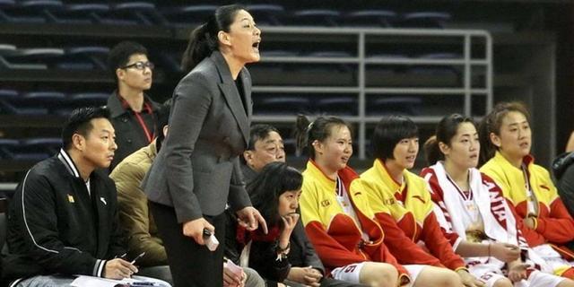 如今,巩晓彬的儿子峻青已16岁,他接过了父亲的衣钵在篮球领域发展