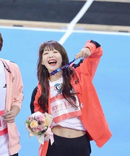 徐梦洁段奥娟短跑决赛,徐梦洁得亚军被簇拥