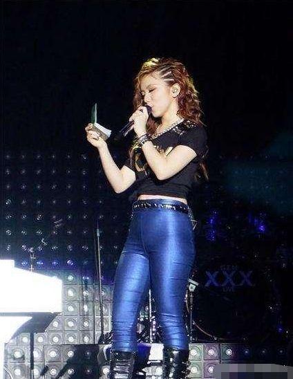 邓紫棋身材到底有多炸?当她脱下皮裤换上泳装,心都跟着颤了一下