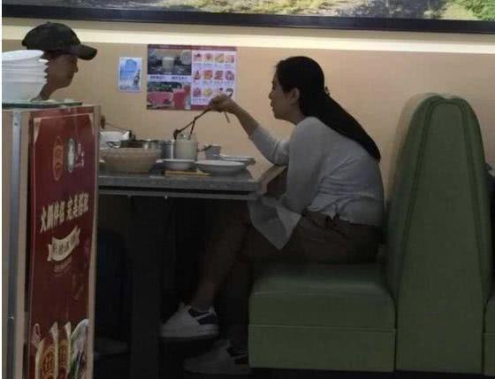 超市偶遇王祖贤，她一身黑衣显得冷若冰霜，与好友同行并不寂寞