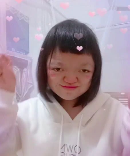 女生拍奇葩照片走红,都以为是假的,曝光真实容貌后,网友不淡定