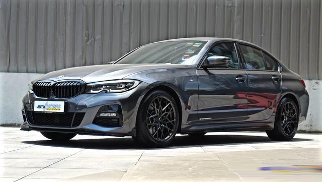 新款宝马330i海外实车实拍照,新车外形更加运动!