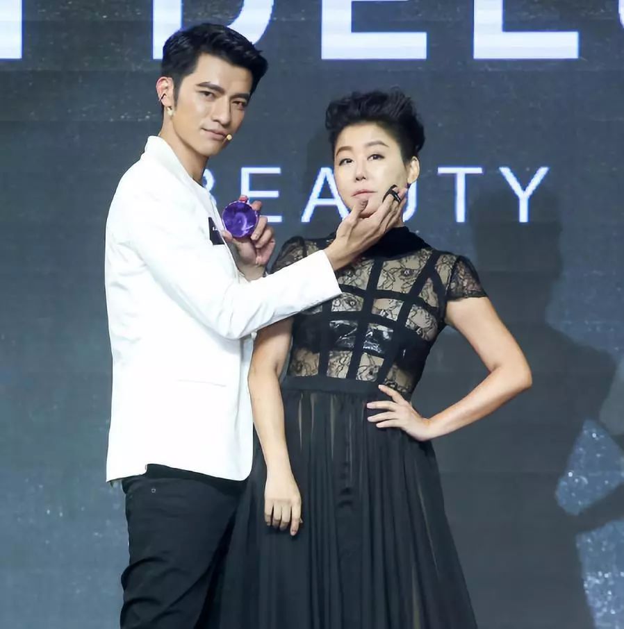 "百变女王"蓝心湄近照,53岁显发福,一生未婚却有10个"子女"