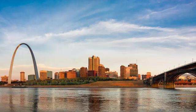 梅勒梅克洞穴: 开启地下冒险 meramec caverns 从圣路易斯向西南行驶