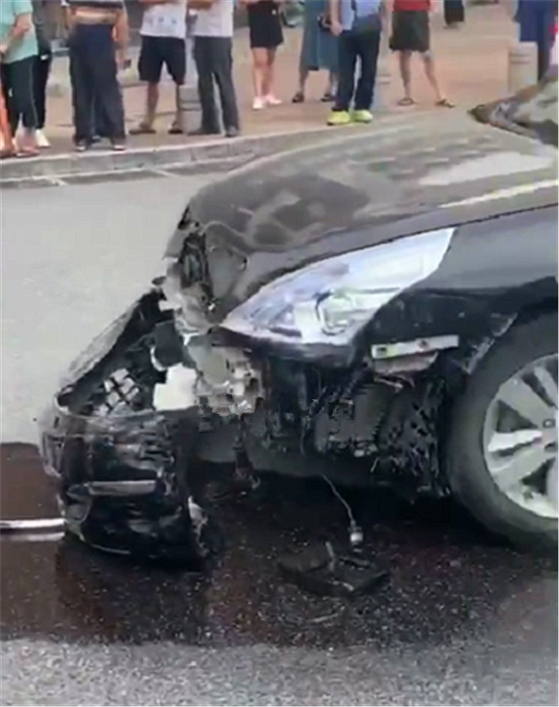 “纸糊车”再现！天籁追尾五菱面包车，保险杠脱落，对方却没事