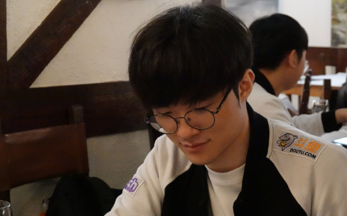 人皇sky谈faker输s9发抖!女粉怒怼:李哥23岁老将,你配和他比