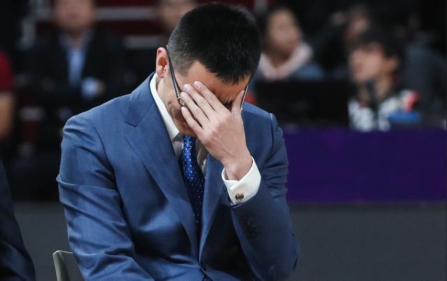 泪目!辽篮为15年队长杨鸣退役球衣,12号球衣高挂球馆他潸然泪下