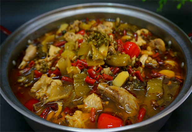 堂弟一家来做客,点名要吃酸菜鸡,我专门做一大盆,最后汤都没剩