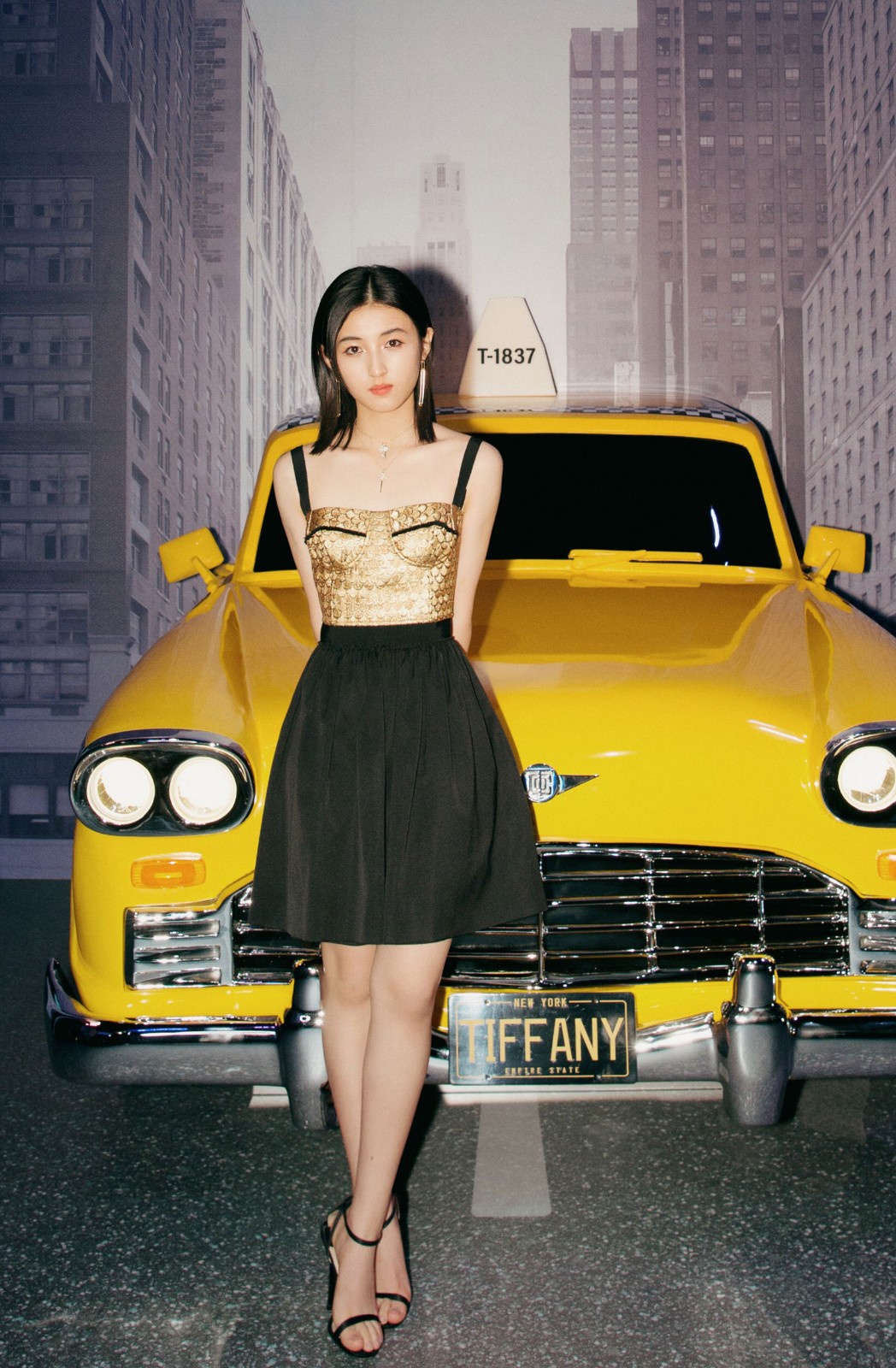 她因《向往的生活》被叫妹妹,今穿衬衫马甲配长裤,笑容清新甜美