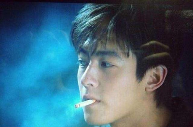 十六位明星抽烟帅照张国荣周星驰刘德华输给不会抽烟的王宝强