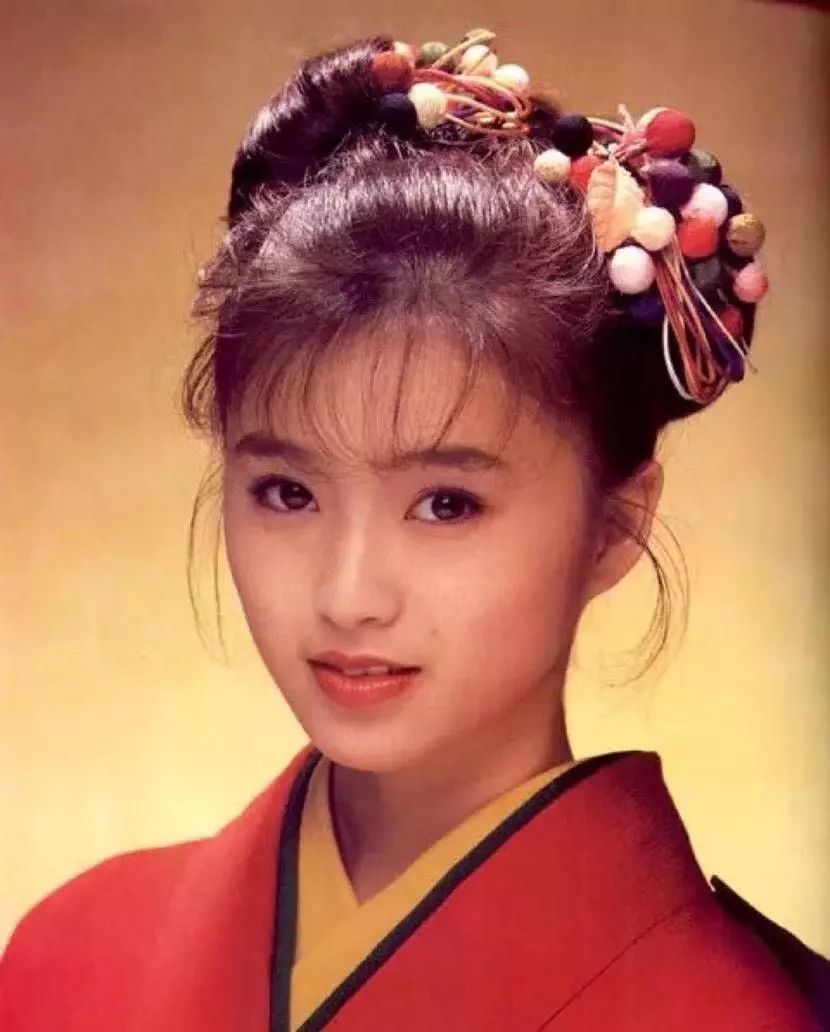 酒井法子近照,49岁美丽依旧,曾红遍亚洲如今却“在线”乞讨