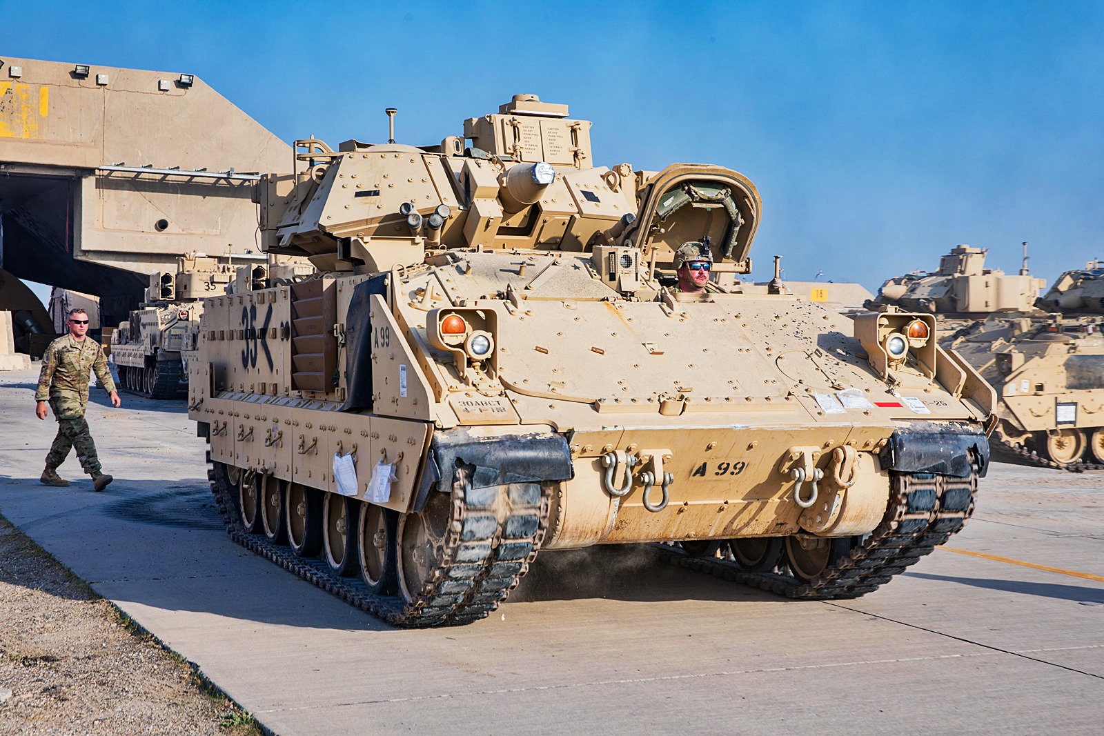 美军用c17运输机调遣大批装甲车赶赴叙利亚