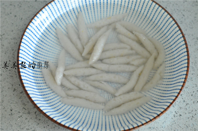 芋头的含水量不一样,所以加入的糯米粉也不一样,在这里无法给出一个