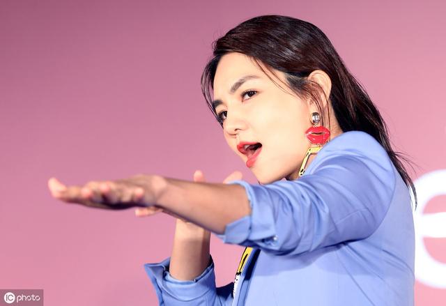 陈嘉桦ella晒照片,造型搞怪穿着清新,丝毫看不出是当妈的人