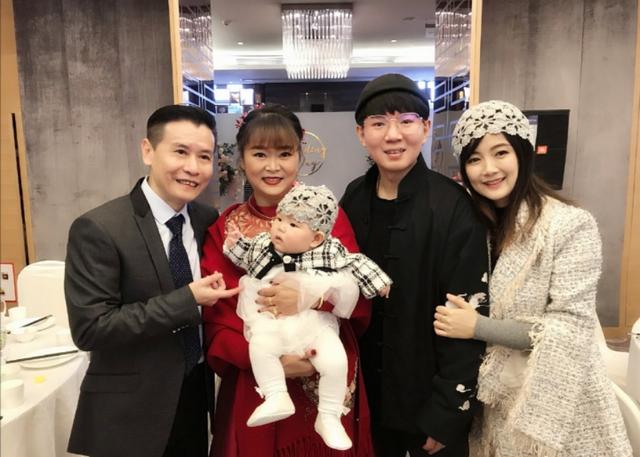 卢鑫师父郑宏伟结婚,苗阜送大红包,卢鑫一家三口和玉浩出席婚礼