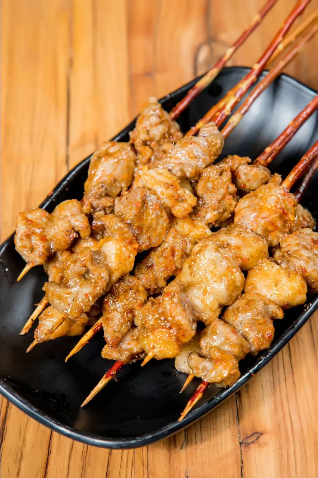 羊肉串很多肉,用红柳枝新鲜串起来,拿着沉甸甸的.