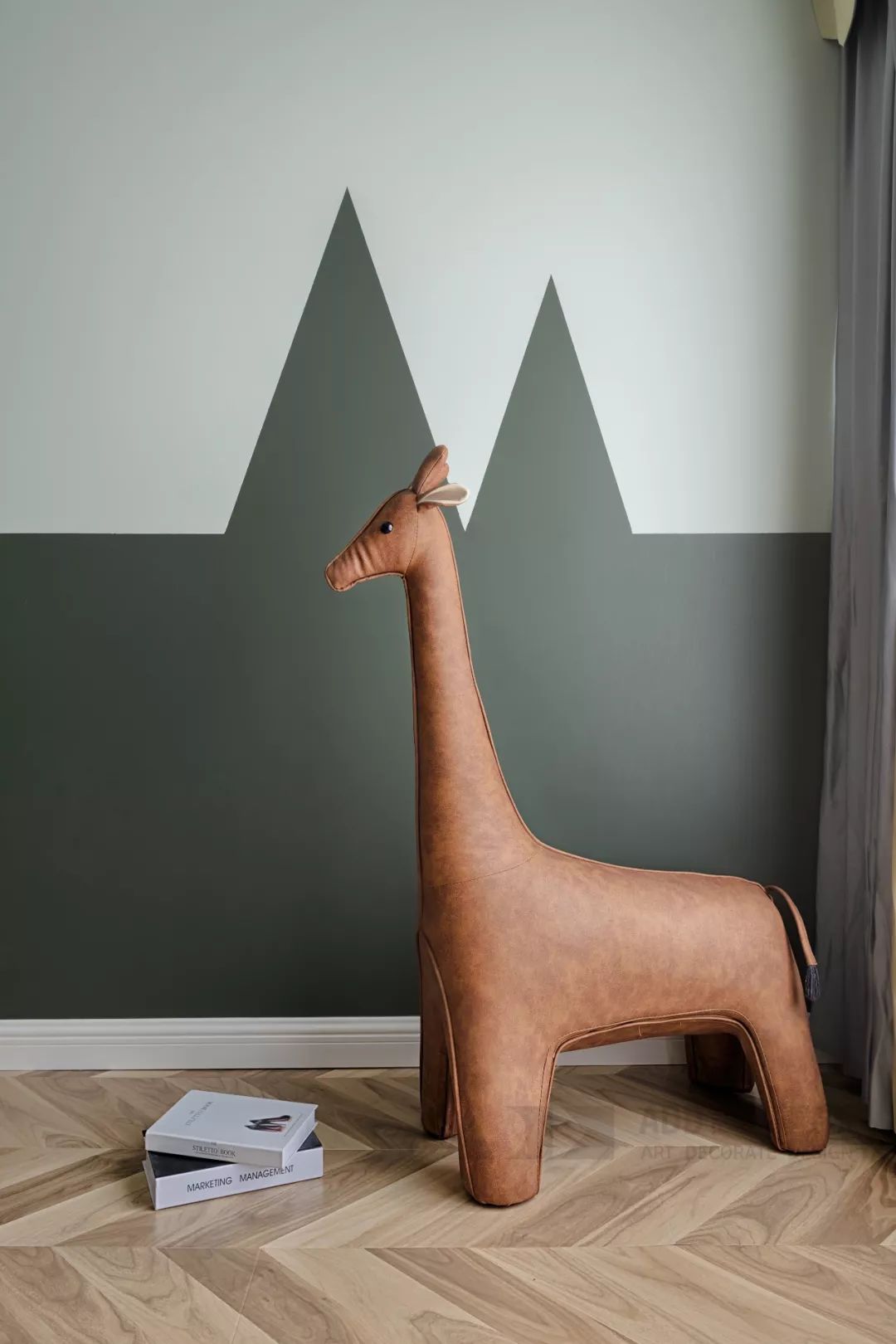 精致感 宝宝房整体比较日系 木地板十分的舒适 淡绿色的墙面和很好看