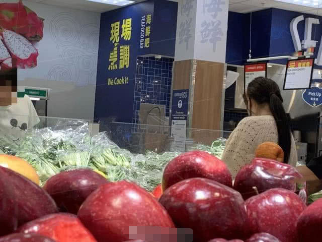 超市偶遇王祖贤，她一身黑衣显得冷若冰霜，与好友同行并不寂寞