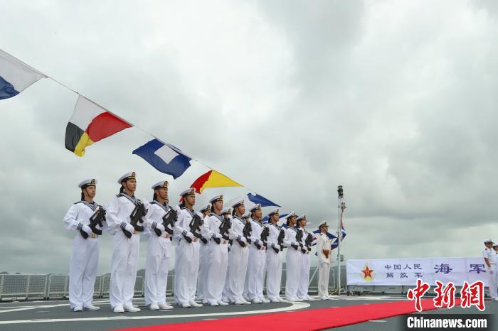 中国海军戚继光舰首次访问斐济