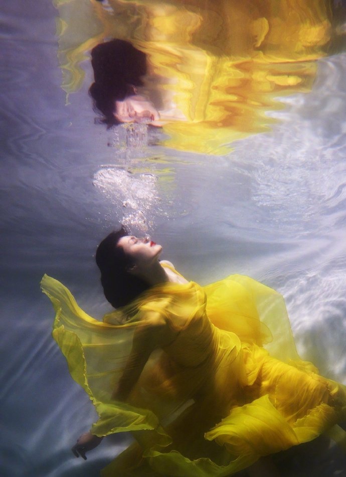 何穗穿薄纱裙在水中翩翩起舞,如美人鱼般在水中起舞,非常性感