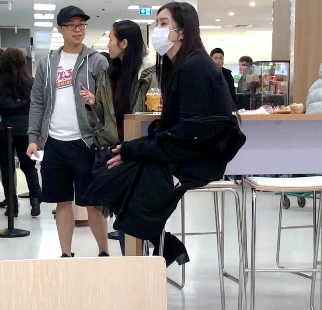 超市偶遇王祖贤，她一身黑衣显得冷若冰霜，与好友同行并不寂寞