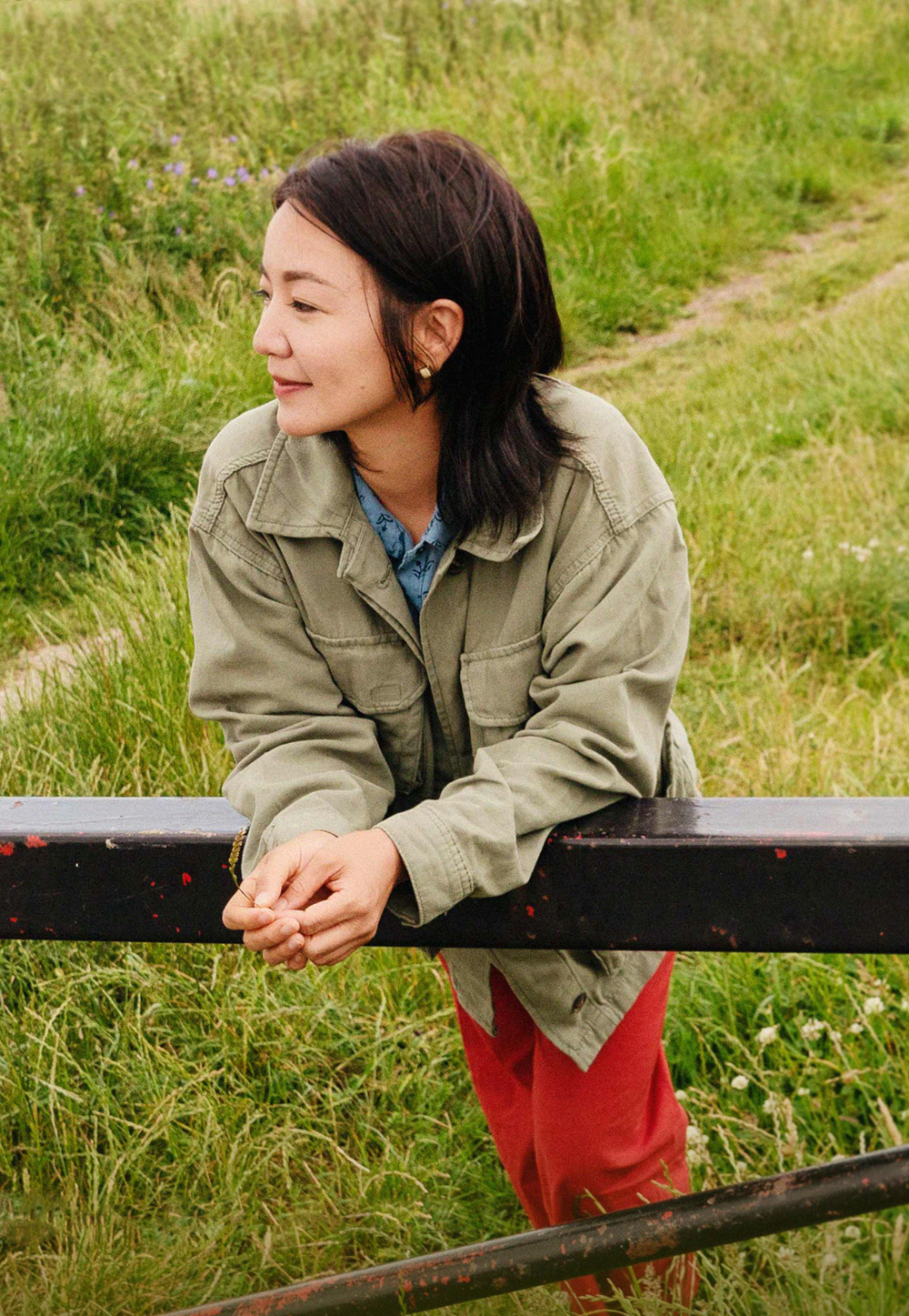 41岁阿雅晒美照不装嫩,穿碎花衬衫侧颜轮廓精致,少女感来得真实