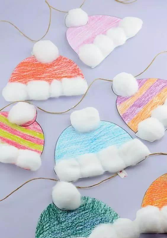 棉球小帽子在制作棉花粘贴画的同时,还可以充分激发孩子们的想象力和