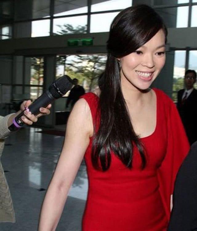 相差24岁的父女恋,结婚11年老婆仍年轻,他69岁满脸老人斑