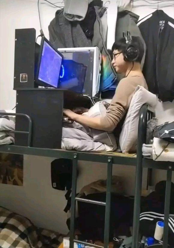 整天打游戏不上课的室友为什么出社会后比你还牛