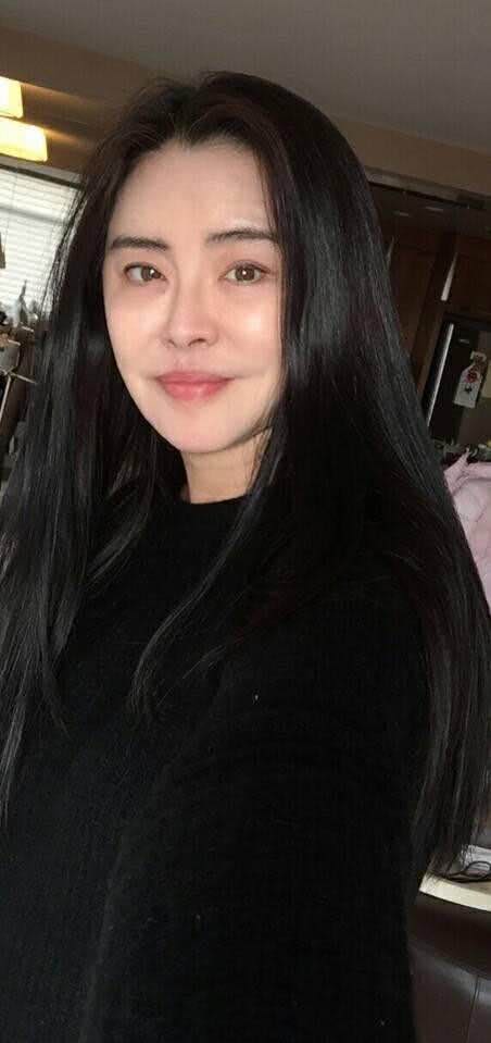 超市偶遇王祖贤，她一身黑衣显得冷若冰霜，与好友同行并不寂寞
