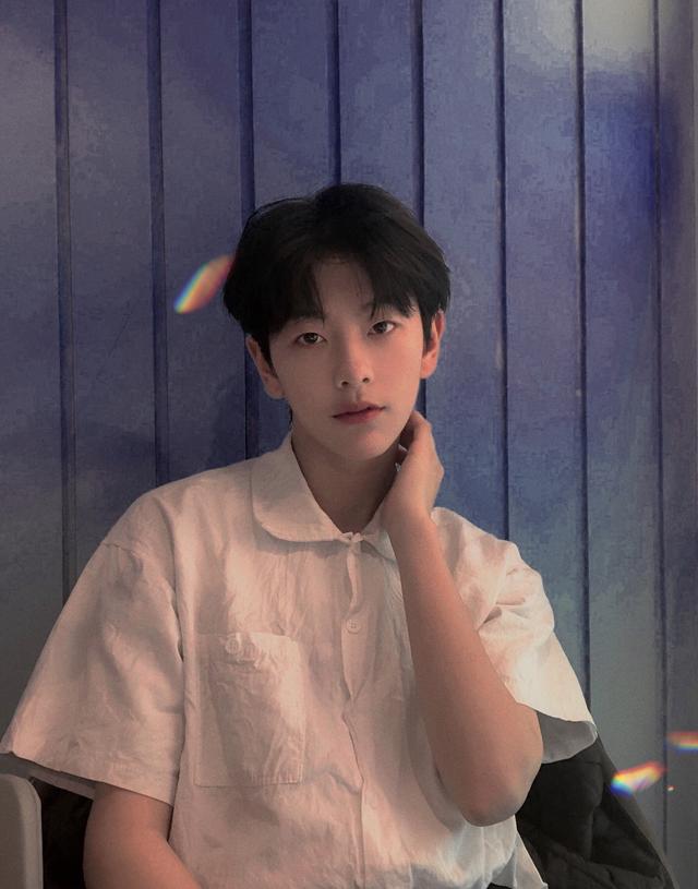 杨幂公司新签女艺人刘梦,穿缎面衬衫灵气复古,撞脸韩星李钟硕