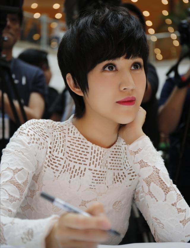 陆毅老婆鲍蕾气质这么好,穿一字肩连衣短裙时尚秀气,43岁更美了